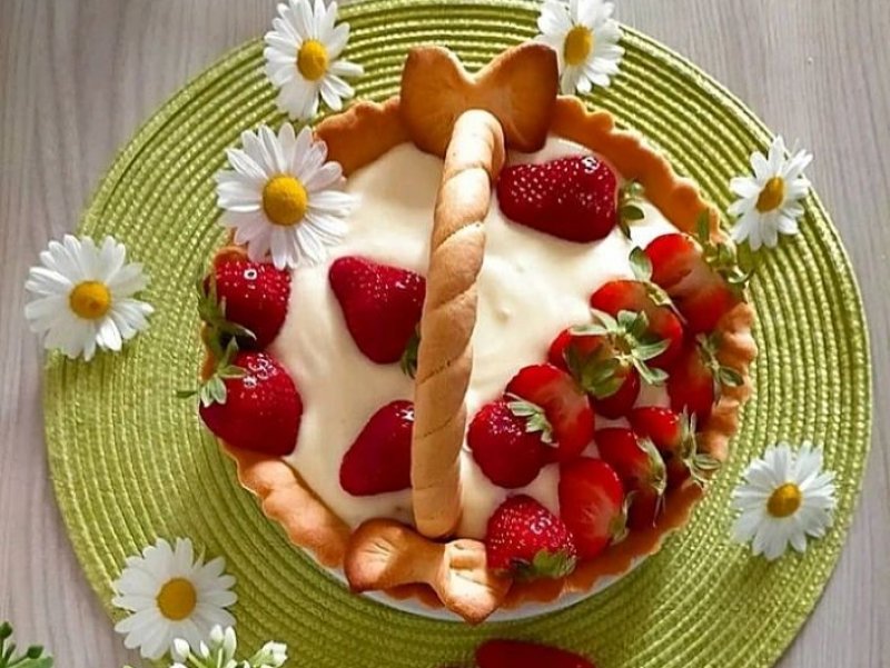 Вкусно и просто: пирог с клубникой и творогом 