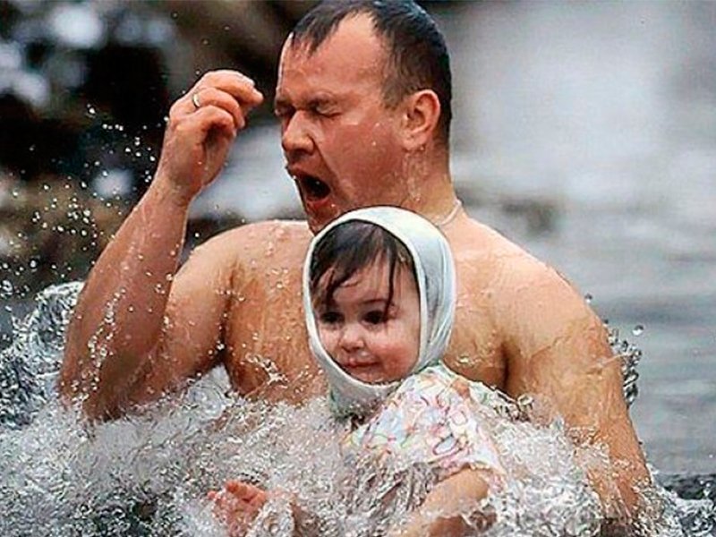 Врачи предупредили об опасности купания детей в проруби на Крещение