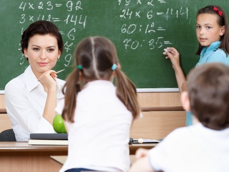  В России хотят сделать единый оклад для всех молодых учителей