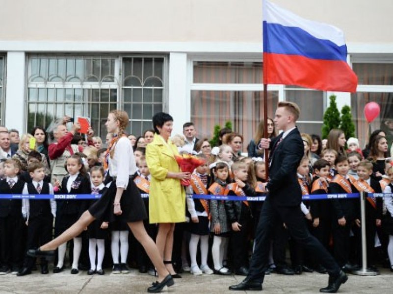 В России в школах  учебу будут начинать с исполнения государственного гимна и поднятия флага 