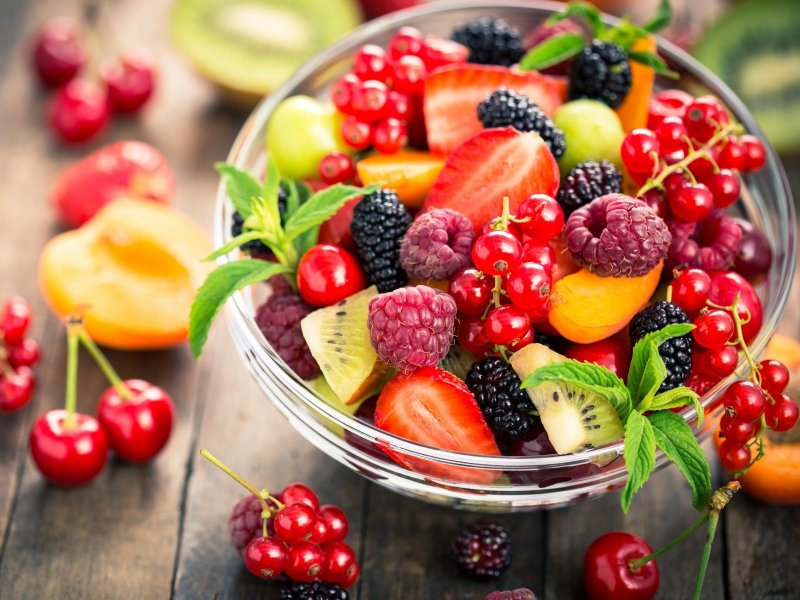 Почему вредно много есть сезонных  фруктов и ягод 