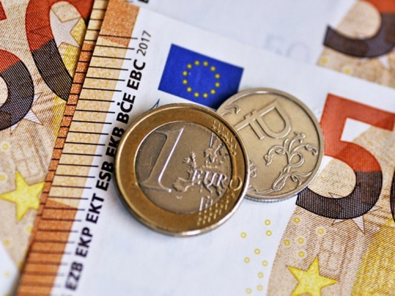 Впервые за четыре года курс евро  взлетел выше 90 рублей  