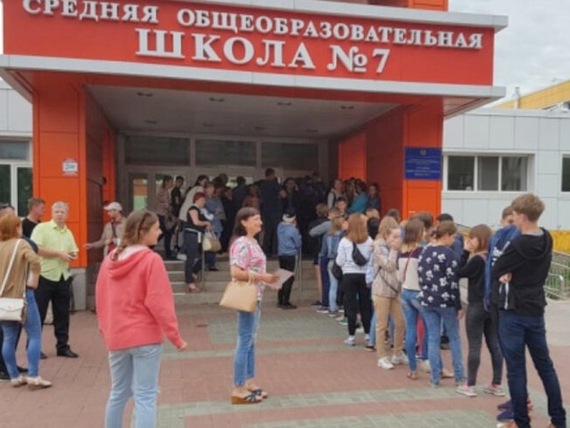 В российских школах выстроились огромные очереди на измерение температуры
