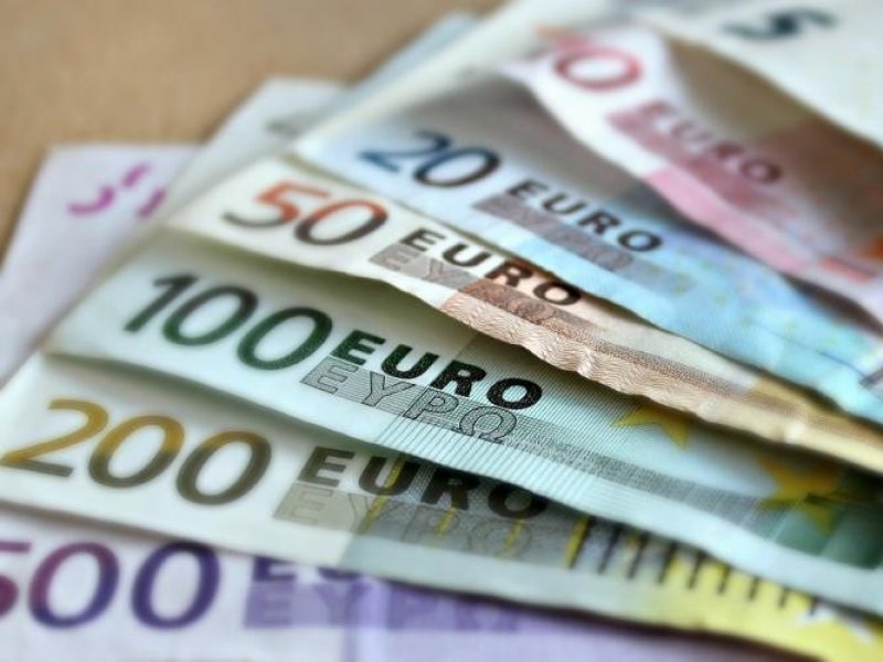 Курс евро взлетел выше 93,7 рубля 