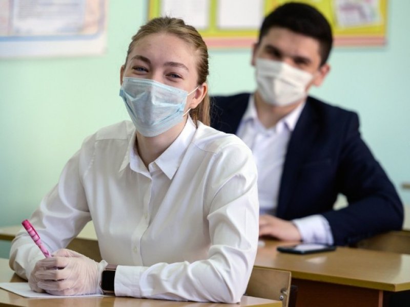 Сегодня выпускники российских школ начали сдавать ЕГЭ  