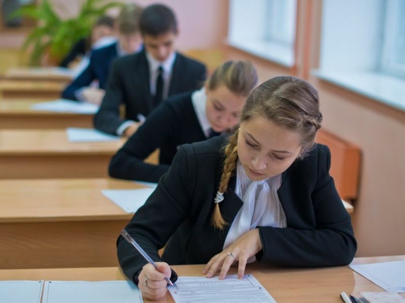Президент России поручил сократить число контрольных в школах