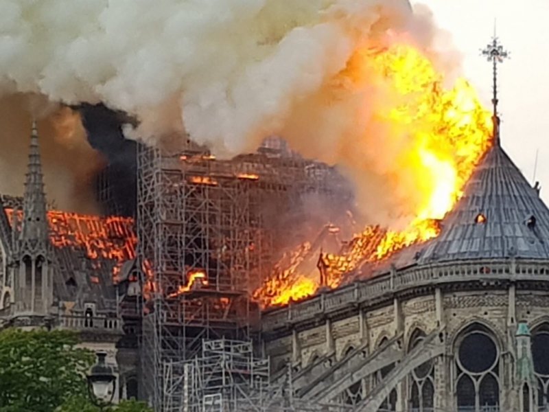 Собор  Парижской Богоматери сгорел почти дотла
