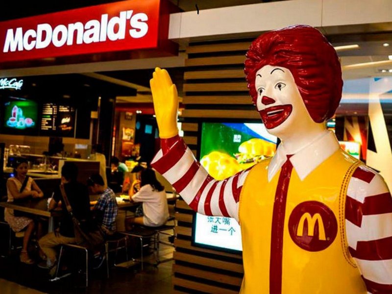 McDonald`s не уходит, в просто приостановливает работу ресторанов в России