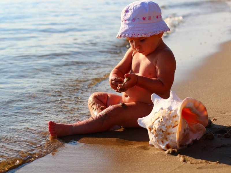 Советы доктора Комаровского: с какого возраста можно везти ребенка на морской  курорт? 