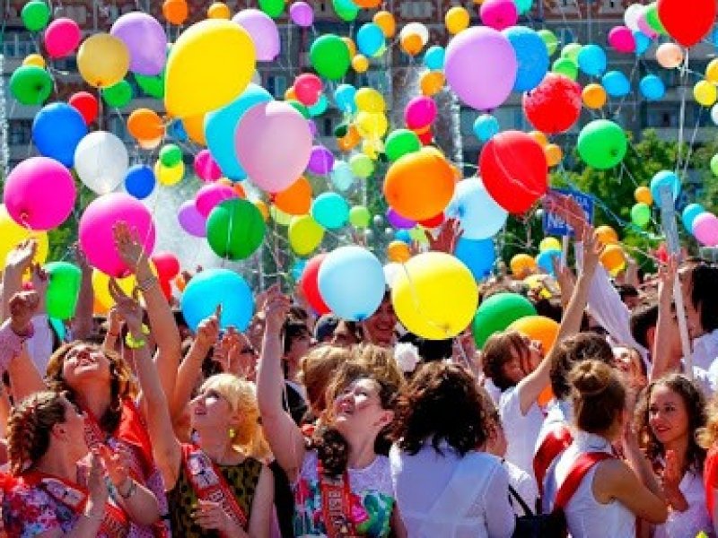 Выпускников просят не выпускать воздушные шарики в небо