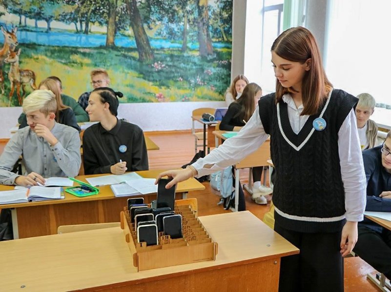     В России уже с января  могут запретить телефоны в  школах   