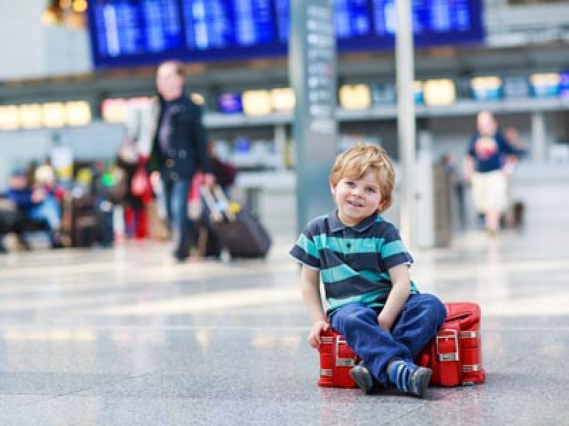 В России изменят правила вывоза детей за границу