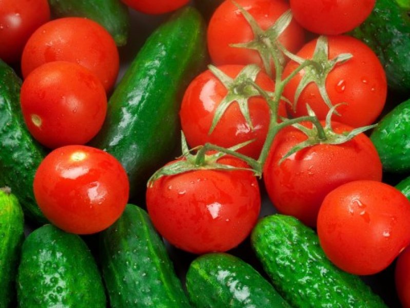Салат из огурцов и помидоров вреден для здоровья