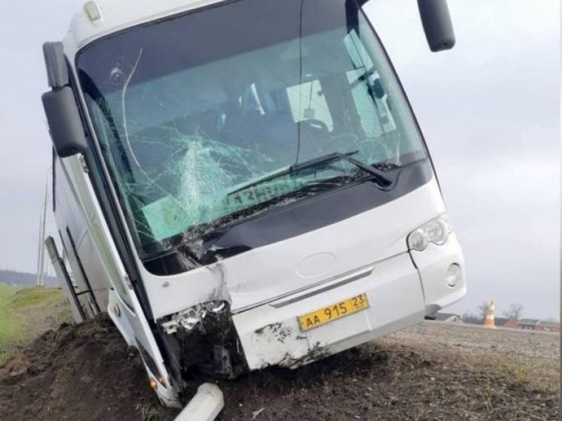 На Кубани в аварию попал школьный автобус с детьми