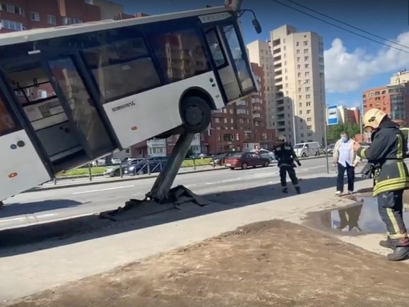 Пассажирский автобус в  Петербурге  влетел в столб 