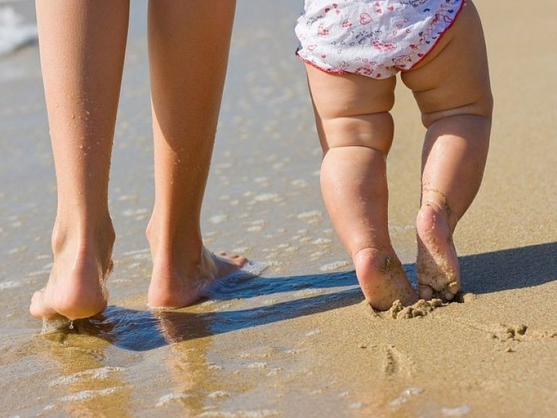  Советы доктора Комаровского: почему полезно ходить босиком по песку 