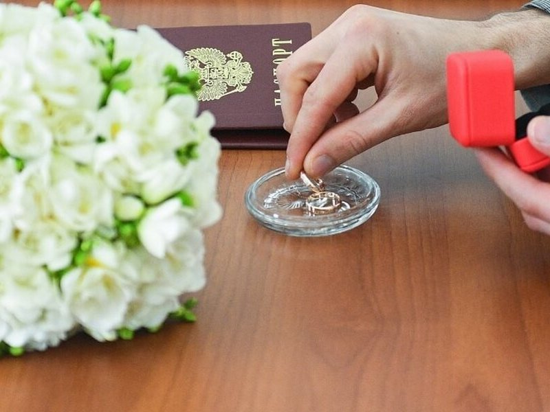 В России отменили обязательный штамп в паспорте о браке и детях