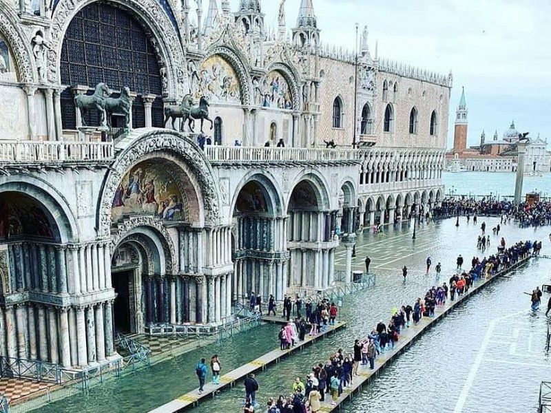 В Венеции из-за дождей затопило более 80% города