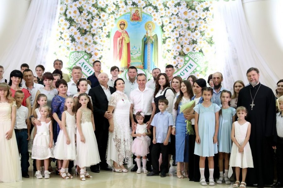 Многодетной семье из Тимашевска вручили медаль «Родительская доблесть» 