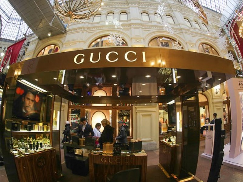  Россияне стали скупать предметы роскоши после фильма «Дом Gucci»