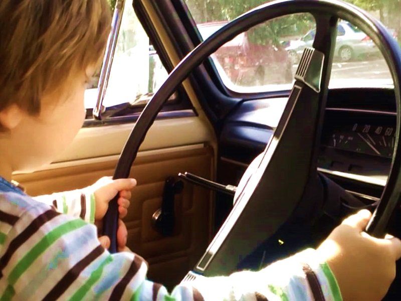 Мама посадила 6-летнего сына за руль авто на скорости 120 км/ч, и поделилась видео в соцсетях