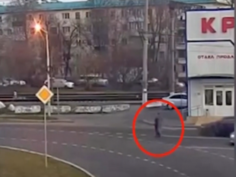 В Краснодаре отец и дочь на электросамокате попали под колеса автомобиля (видео)