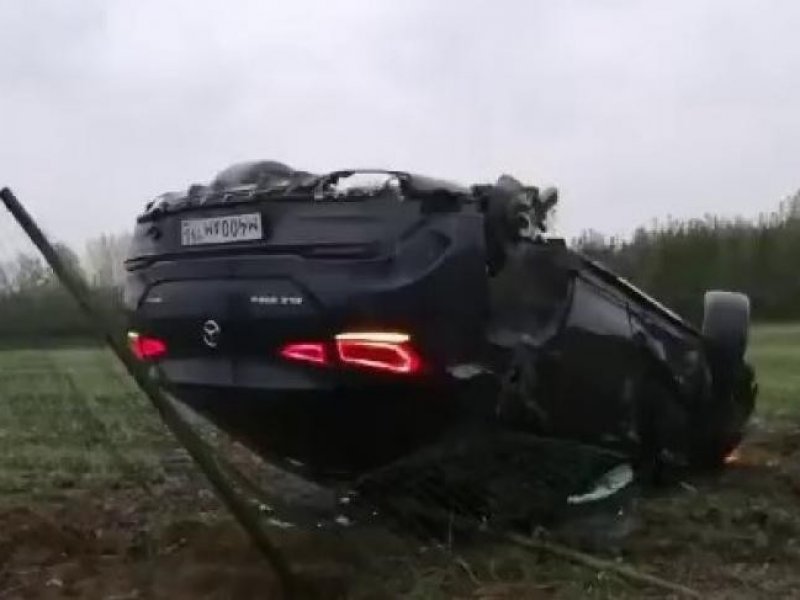В Краснодарском крае автомобиль с двумя детьми вылетел  с трассы и перевернулся
