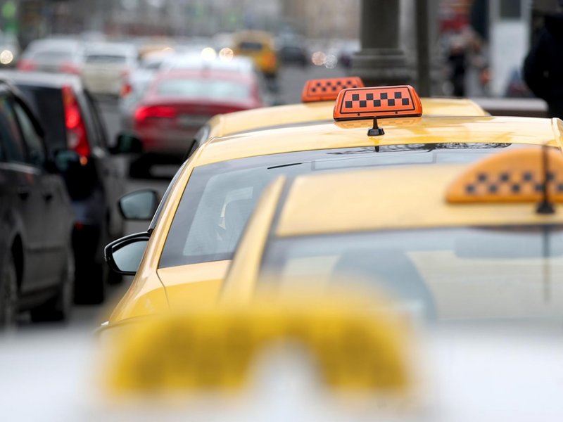 Жители России почти в полтора раза увеличили траты на такси 