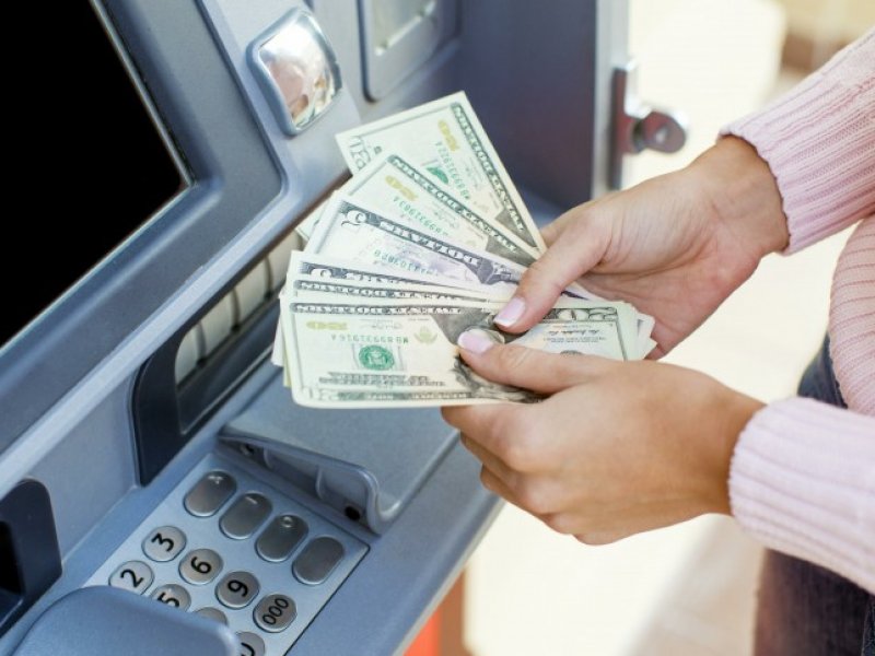   В России банкоматы прекратят принимать доллары и евро