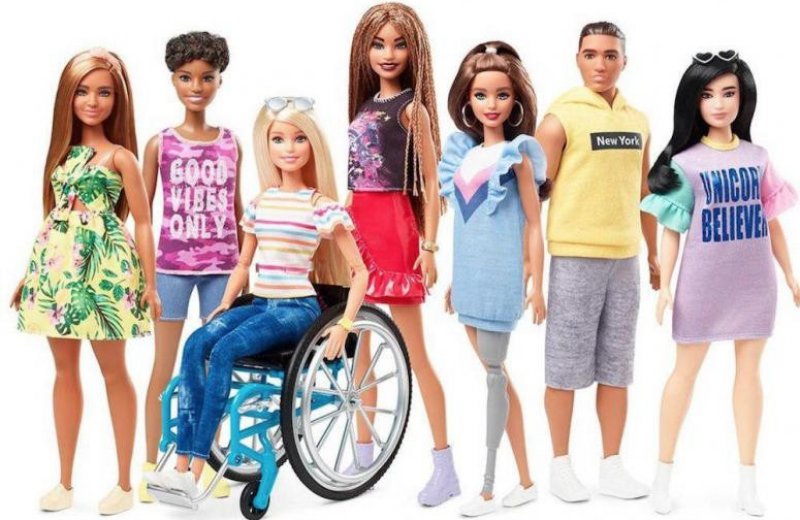 Выпущены первые куклы Барби в инвалидной коляске