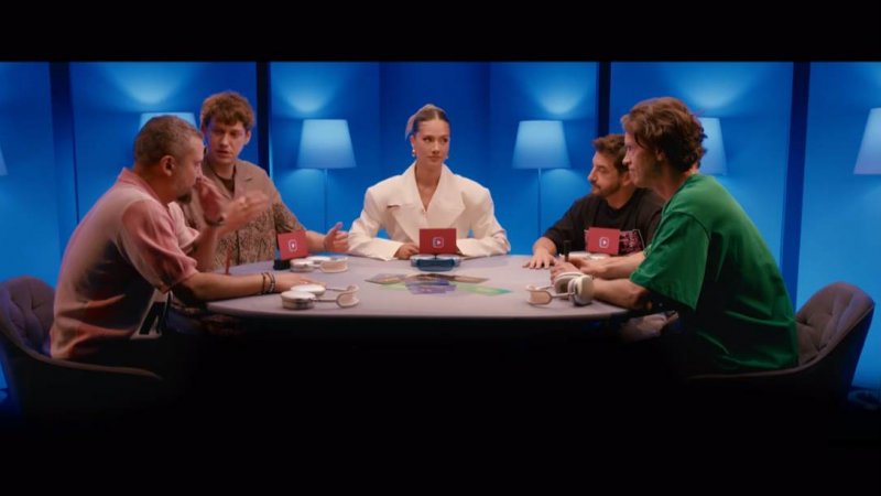 Громкий вопрос с Юлей Паршутой Видео Видео шоу, приколы, подкасты