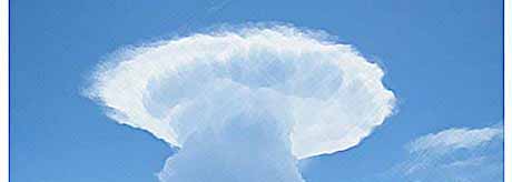 Странные грибовидные облака , похожие на &quot;ядерные&quot; по всему миру
(фото, видео)