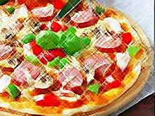 Пицца с колбасой, грибами и сладким перцем 