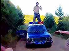 В Интернет попало видео милиционеров, танцующих на крыше служебного автомобиля (Видео)