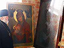 На Кубани на стекле  старинной  иконы появился лик  Божьей Матери. 