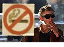 
В России могут запретить курение возле подъездов