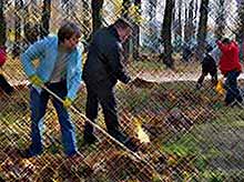 В Тимашевске проводится осенняя уборка города.