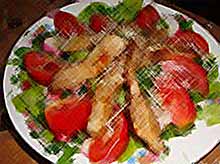 Салат с овощами и белой рыбой