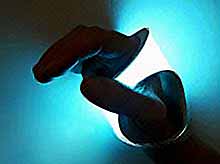  В Италии создали  перчатку-фонарик на солнечных батареях
