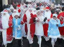
В Тимашевске прошел парад Дедов Морозов и Снегурочек
