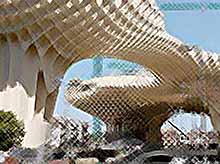Над площадью в Севилье построили гигантский деревянный зонтик