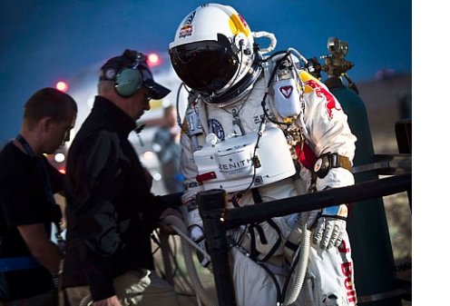Австриец побил мировой рекорд :прыгнул с парашютом из космоса